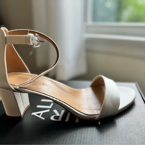 Naturalizer Vera Dress Sandal Heel 9.5W / Peal White Satin - Picture 10 of 12
